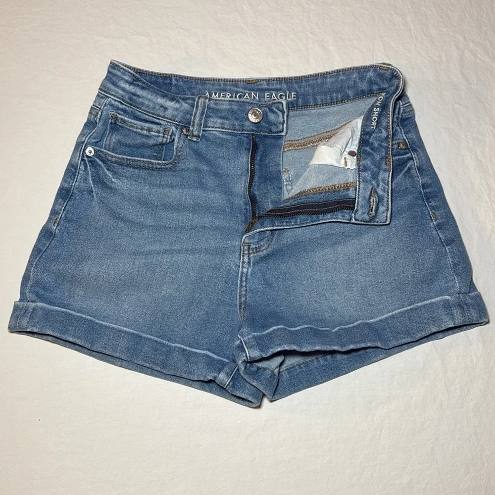 American Eagle Outfitters Women's Roll Cuff Medium Wash Mom Shorts Size 2 EUC - Picture 3 of 10